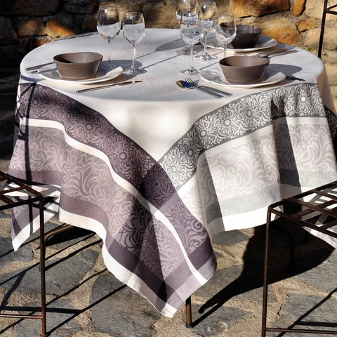 Le Cluny- Jacquard  Lea Black Tablecloth (62x62)