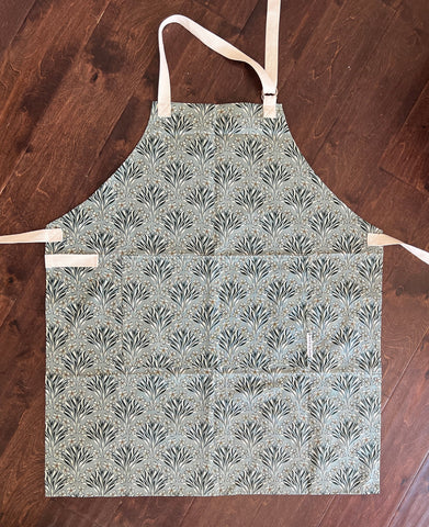 New Wing Studio- Adult Apron Cyndi's Centerpiece